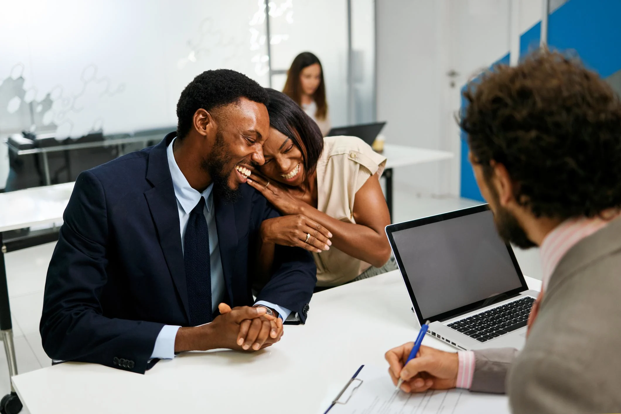 Finanční poradce žádá klienta o recenzi